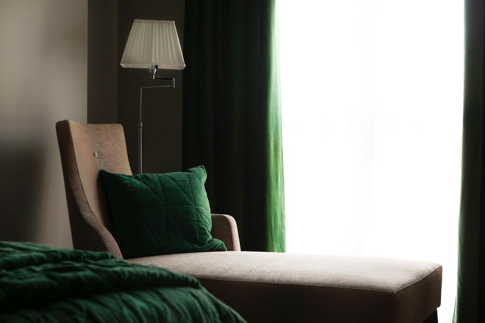 Ejemplo de dormitorio principal tradicional renovado de tamaño medio sin chimenea con suelo de madera oscura