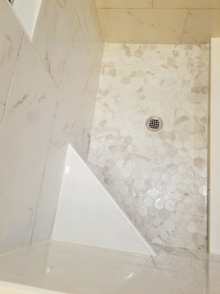 Ispirazione per una grande stanza da bagno padronale design con doccia aperta, piastrelle bianche, piastrelle in gres porcellanato, pavimento con piastrelle di ciottoli, pavimento grigio e panca da doccia