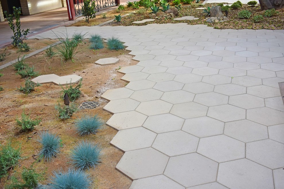 Contemporary courtyard patio in Orange County with concrete pavers.