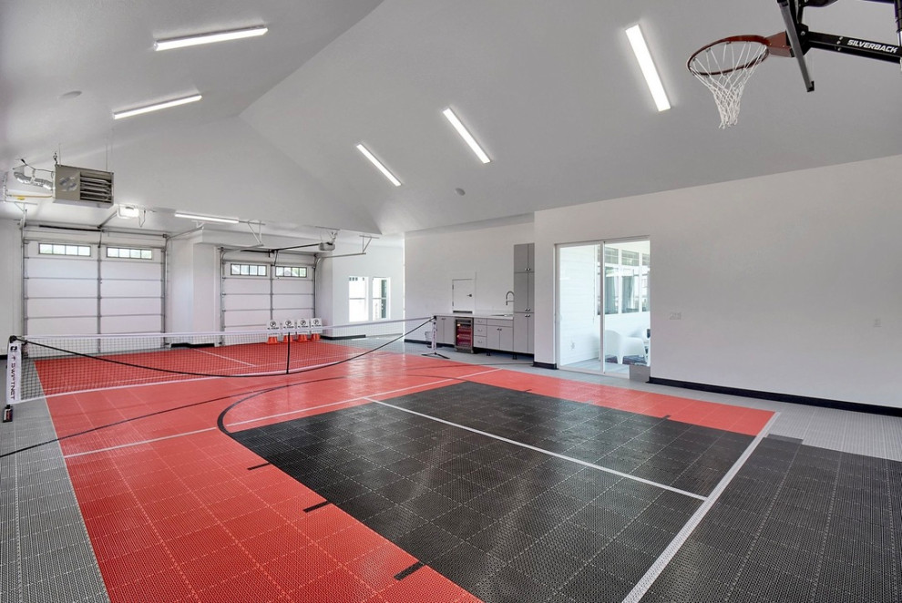 Großer Fitnessraum mit Indoor-Sportplatz in Orange County