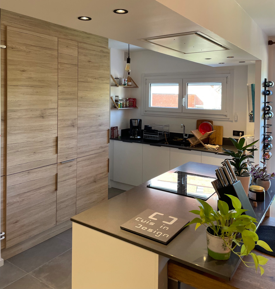 Idéer för att renovera ett mellanstort funkis grå linjärt grått kök och matrum, med en integrerad diskho, luckor med profilerade fronter, bänkskiva i kvartsit, färgglada vitvaror, klinkergolv i keramik, en köksö och grått golv
