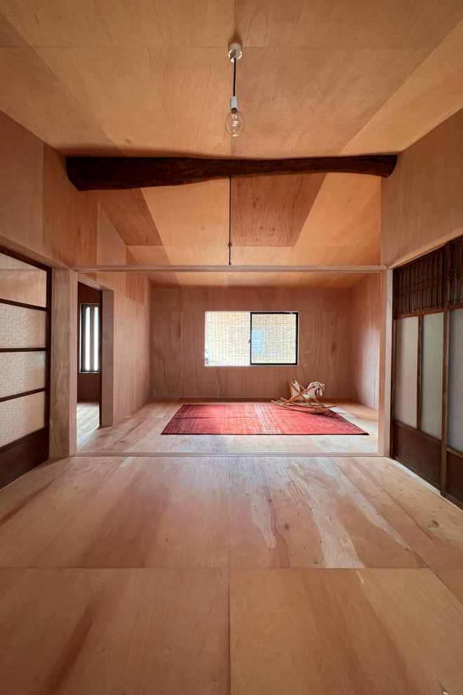 Immagine di una piccola cameretta da letto con pareti marroni, pavimento marrone, soffitto ribassato e pareti in legno