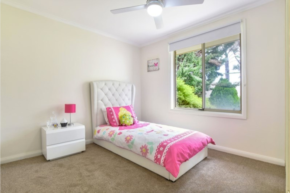 Inspiration for a small contemporary kids' bedroom for kids 4-10 years old and girls in Adelaide with carpet and beige floor.
