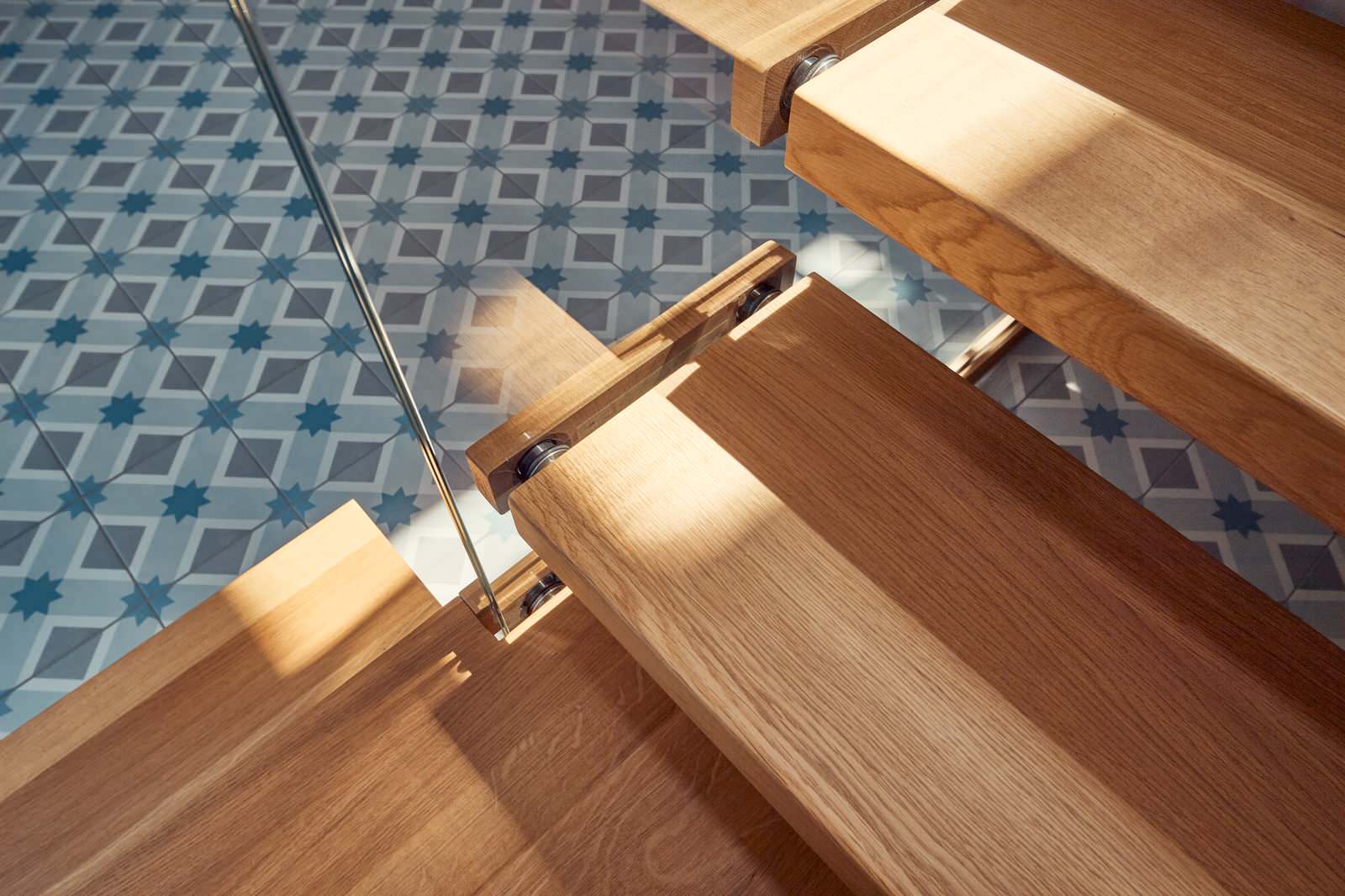 Консольная лестница из дуба со стеклянной балюстрадой