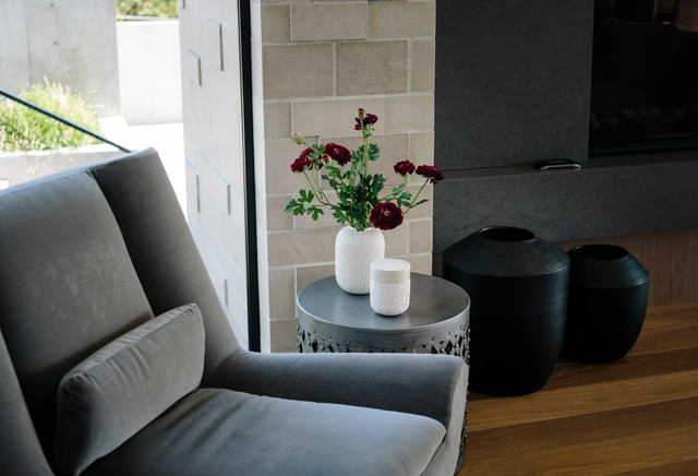 This is an example of a large contemporary home in Vancouver.