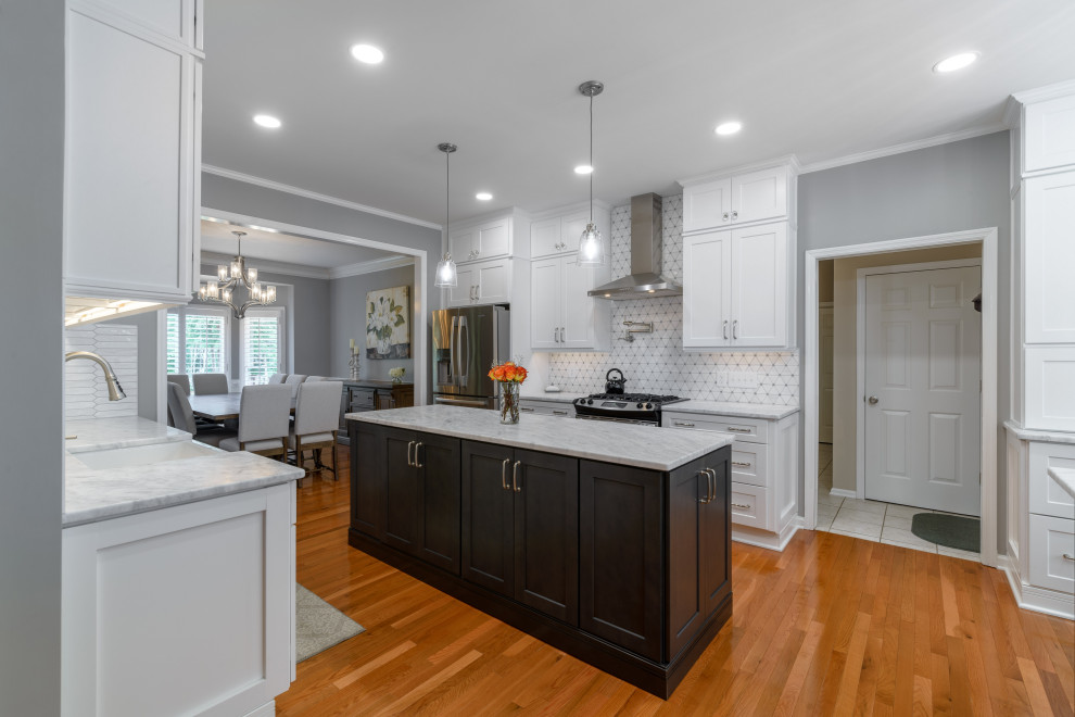 Inspiration for a transitional home design remodel in Atlanta
