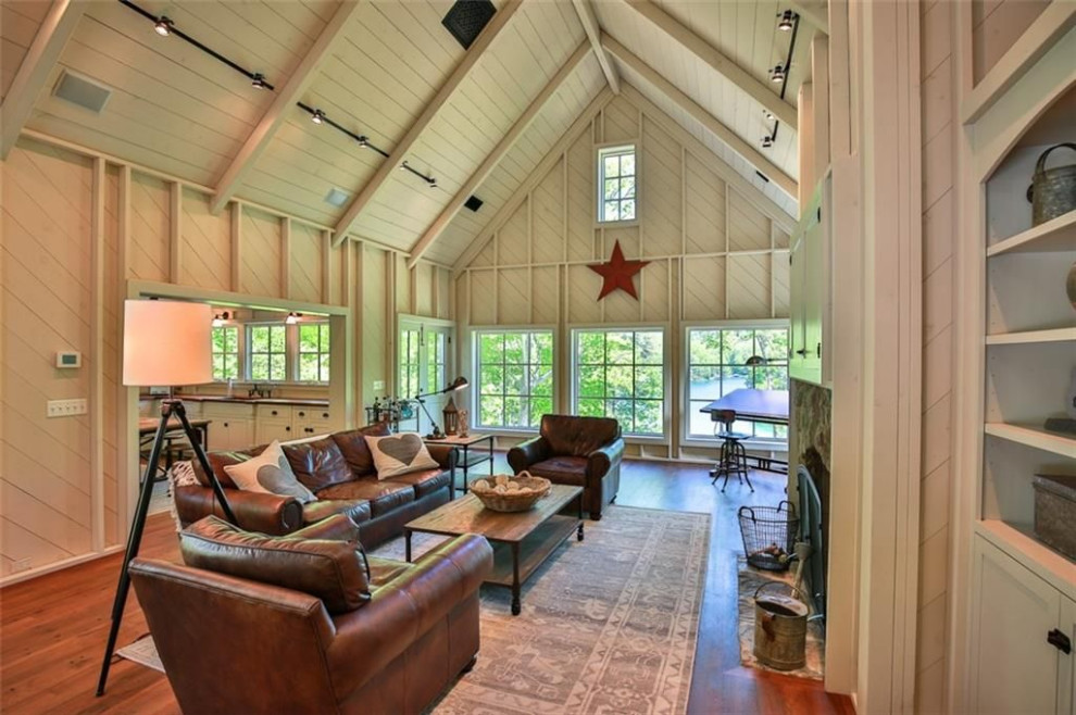 Immagine di un grande soggiorno chic aperto con pavimento in legno massello medio, TV a parete, soffitto in perlinato e pareti in perlinato