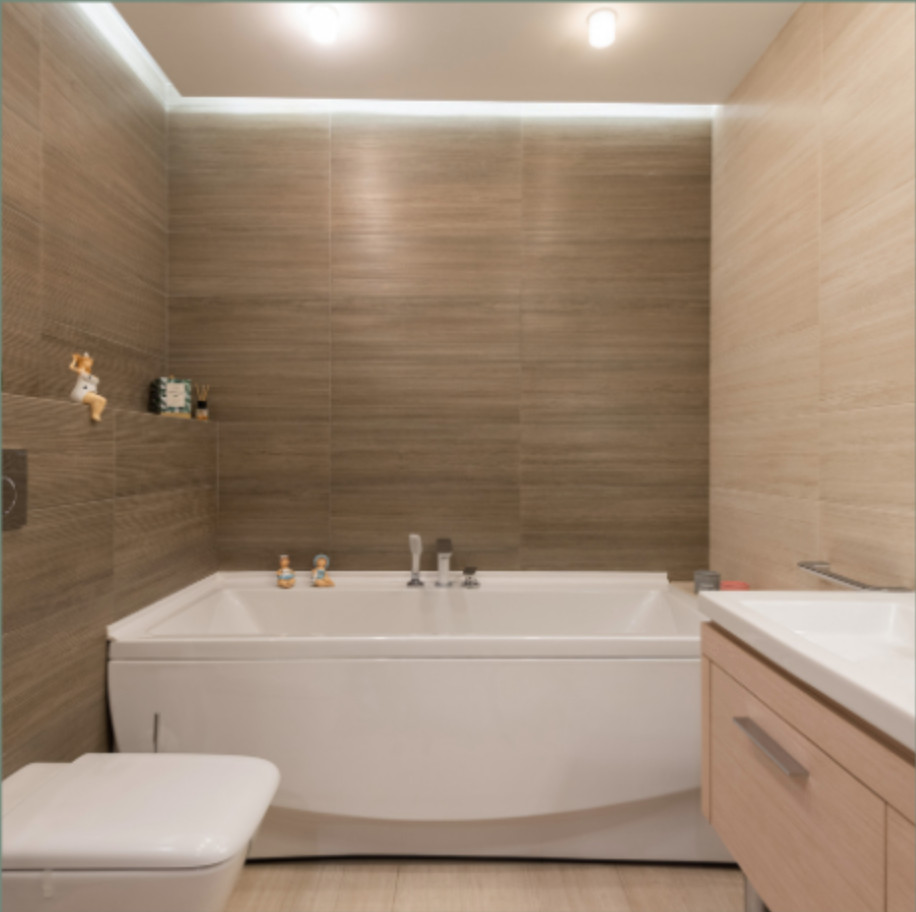 Esempio di una stanza da bagno con pavimento con piastrelle effetto legno, pavimento beige, panca da doccia, travi a vista e pareti in legno