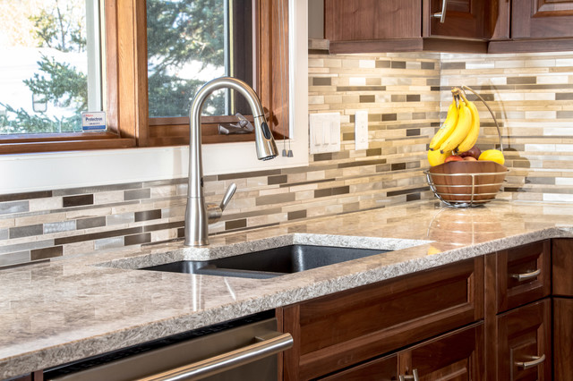 Sylvan Lake Complete Home Renovation klassisch-kueche