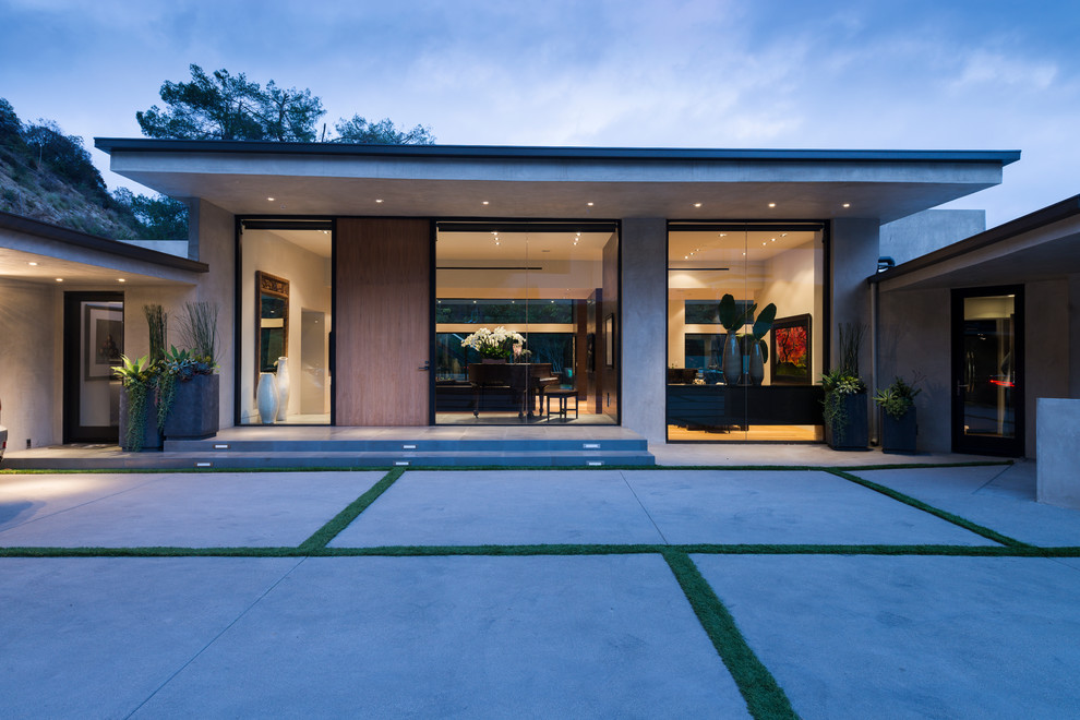 Photo of a large contemporary one-storey white house exterior in Los Angeles with a flat roof.