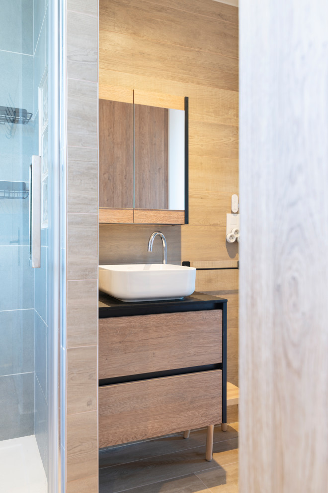 Inspiration för mellanstora moderna svart en-suite badrum, med skåp i ljust trä, en kantlös dusch, en vägghängd toalettstol och laminatbänkskiva