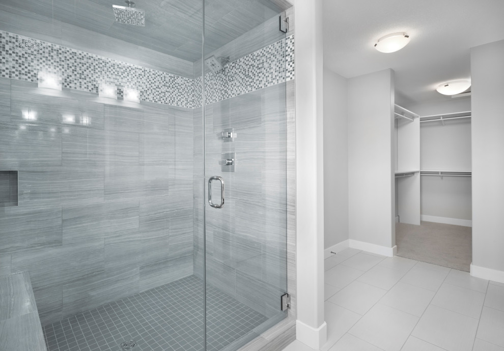 На фото: большая главная ванная комната в современном стиле с душем в нише, серой плиткой, плиткой мозаикой, серыми стенами, полом из керамогранита, белым полом, душем с распашными дверями и сиденьем для душа