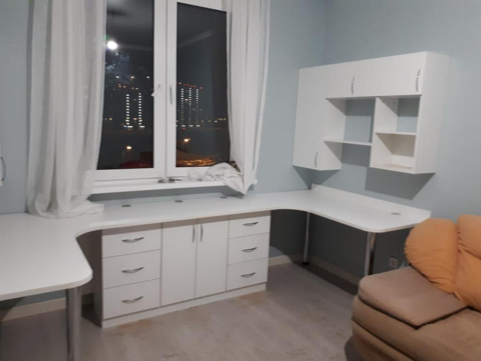 Стол встроенный под окном