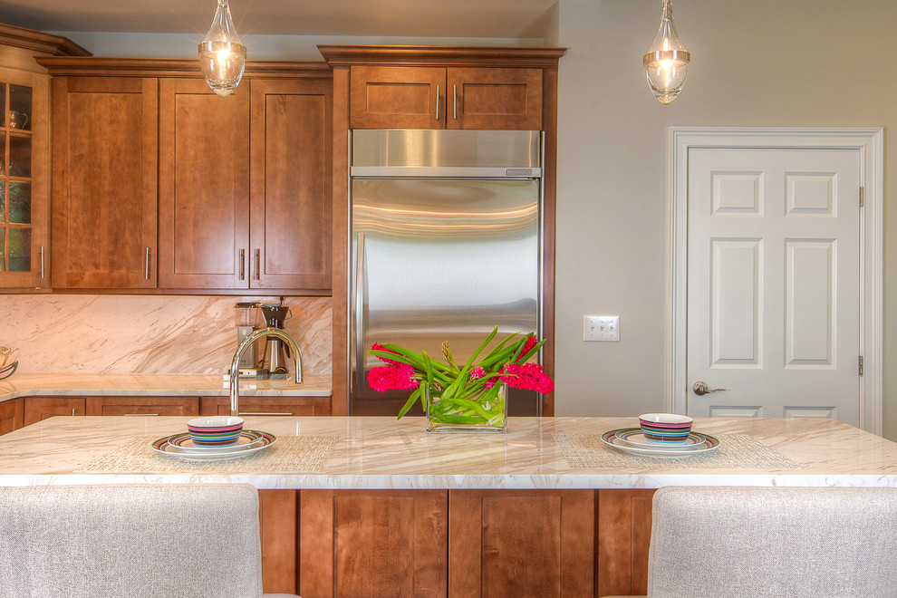 フィラデルフィアのトランジショナルスタイルのおしゃれなキッチン (茶色いキャビネット、大理石カウンター) の写真