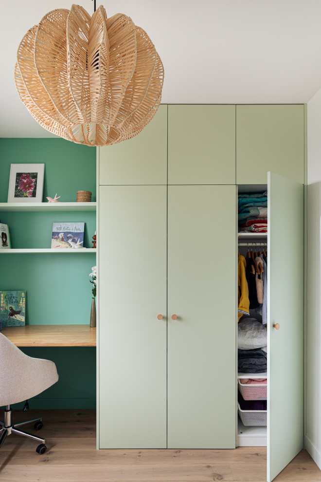 Свежая идея для дизайна: гардеробная комната среднего размера, унисекс в скандинавском стиле с плоскими фасадами, зелеными фасадами и светлым паркетным полом - отличное фото интерьера