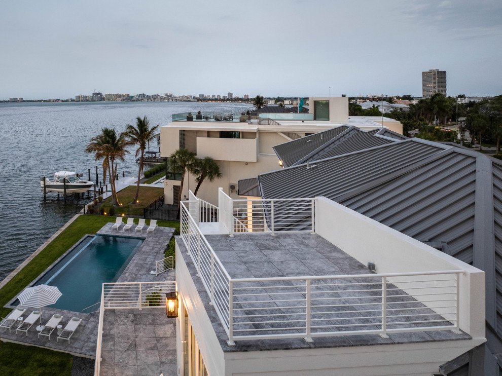 Inspiration for a coastal deck remodel in Tampa