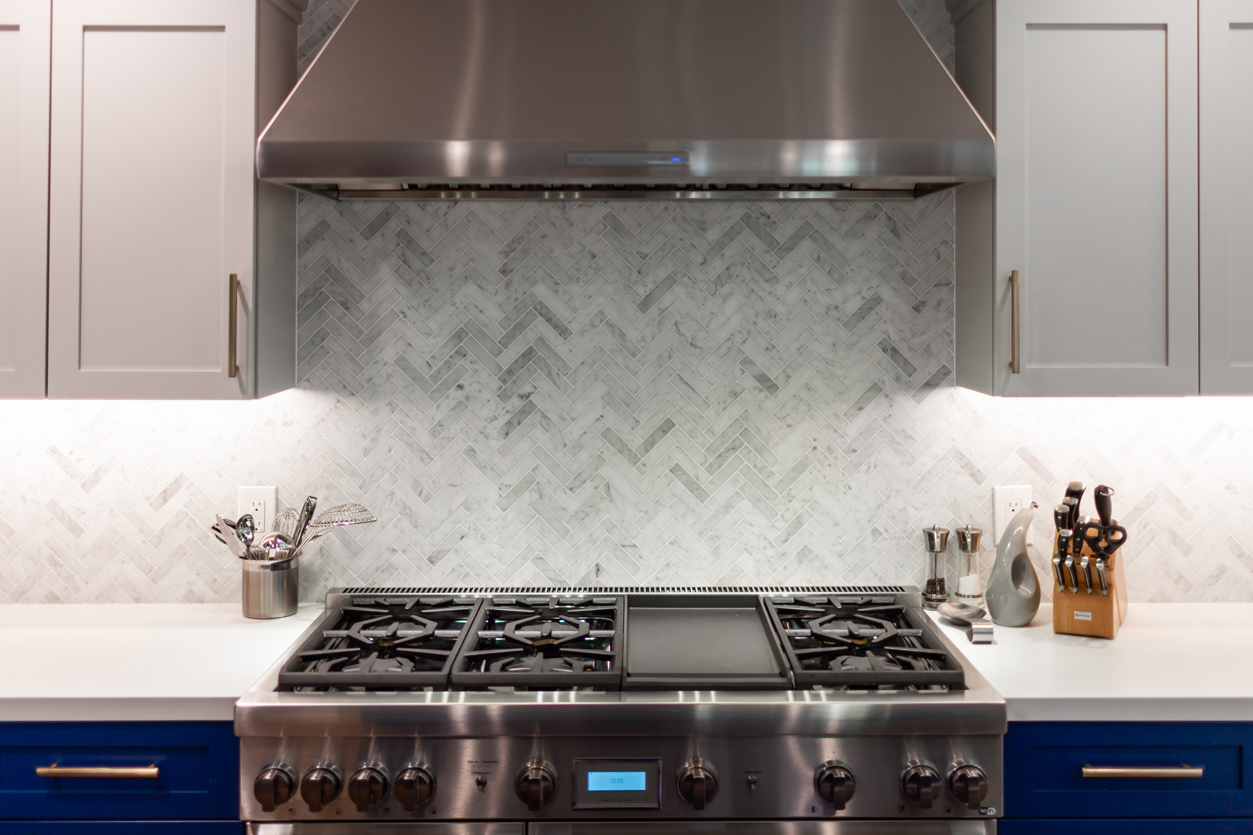 Stunning Kitchen w Blue Island