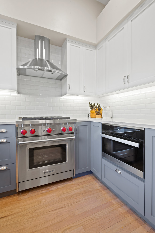Example of a transitional kitchen design in Chicago
