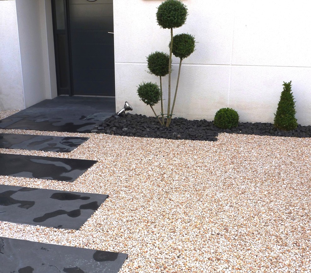 Inspiration for a contemporary front yard shaded garden in Rennes with a garden path and gravel.