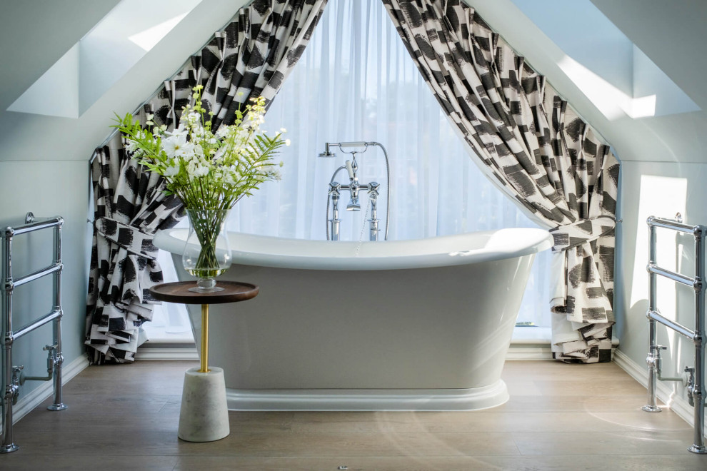 This is an example of a transitional master bathroom in London.