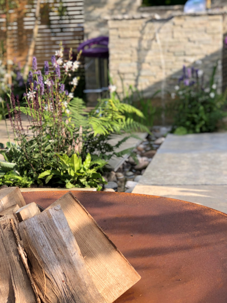 На фото: участок и сад на заднем дворе в стиле рустика с местом для костра и покрытием из каменной брусчатки