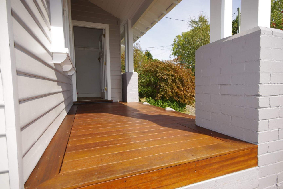 Design ideas for a mid-sized traditional ground level deck in Melbourne.