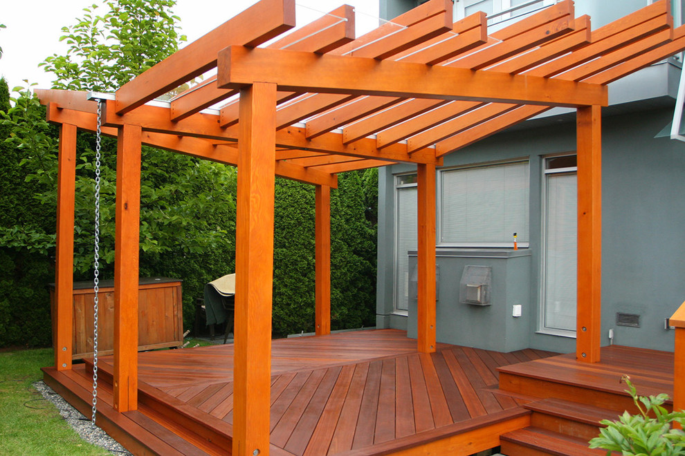 Design ideas for a modern deck in Vancouver.