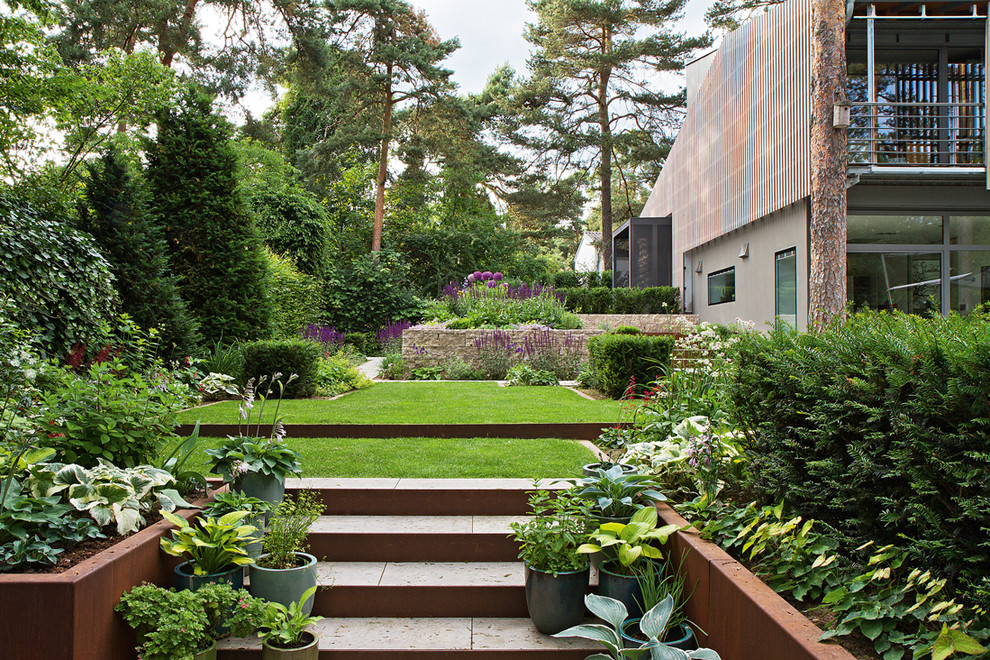 This is an example of a mid-sized traditional side yard formal garden in Munich with a garden path.