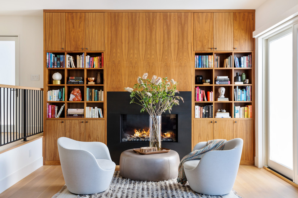 Modernes Wohnzimmer mit hellem Holzboden, Kaminumrandung aus Metall und Holzwänden in San Francisco