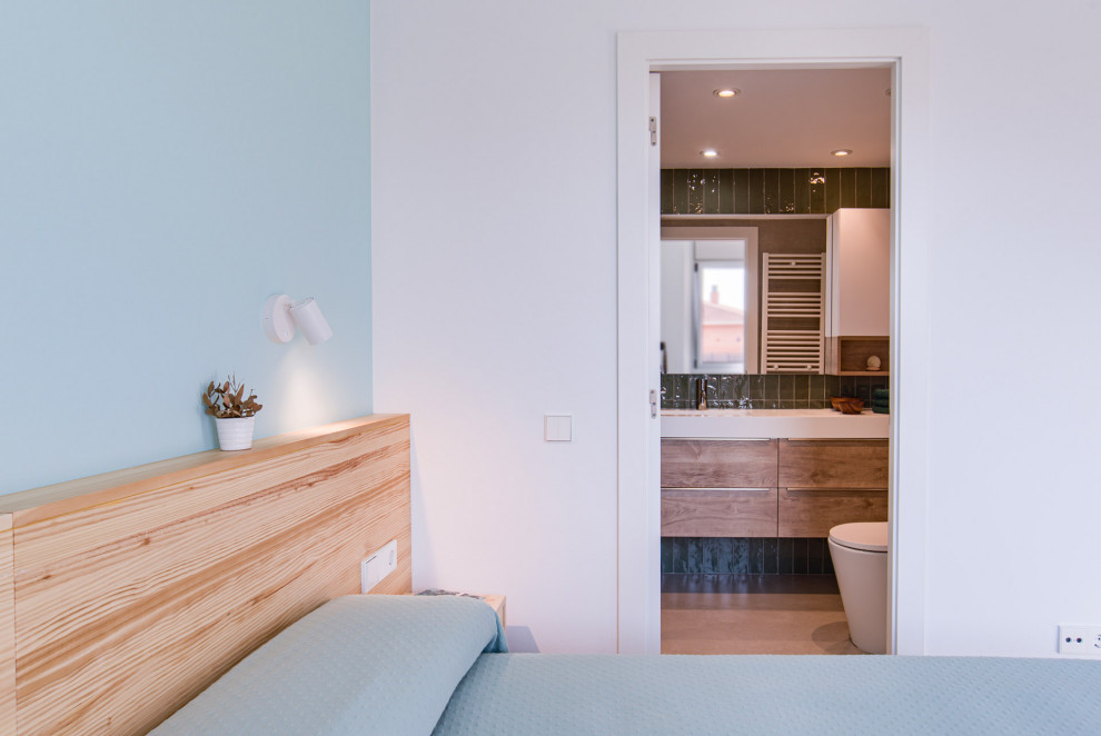 Mittelgroßes Skandinavisches Hauptschlafzimmer mit blauer Wandfarbe, hellem Holzboden und Holzwänden in Barcelona