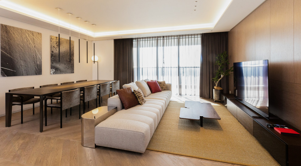 Источник вдохновения для домашнего уюта: большая гостиная комната в стиле модернизм с деревянными стенами