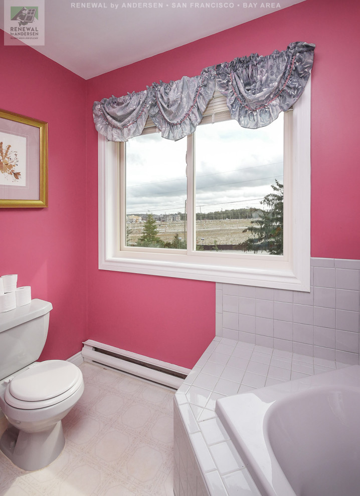 Свежая идея для дизайна: главная ванная комната среднего размера с белыми фасадами, угловой ванной, раздельным унитазом, серой плиткой, керамической плиткой, розовыми стенами, полом из винила, столешницей из ламината, белым полом, серой столешницей, тумбой под две раковины, встроенной тумбой и сводчатым потолком - отличное фото интерьера