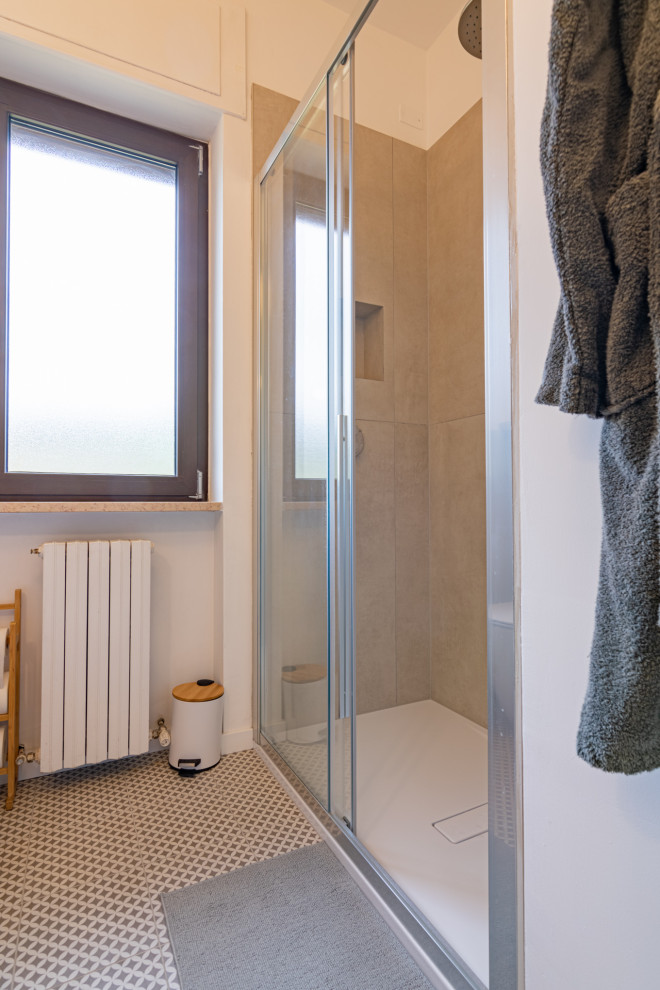 Идея дизайна: ванная комната среднего размера со стиральной машиной в скандинавском стиле с плоскими фасадами, серыми фасадами, душем без бортиков, раздельным унитазом, серой плиткой, керамогранитной плиткой, белыми стенами, полом из керамогранита, душевой кабиной, настольной раковиной, столешницей из ламината, серым полом, душем с раздвижными дверями, коричневой столешницей, тумбой под одну раковину и напольной тумбой