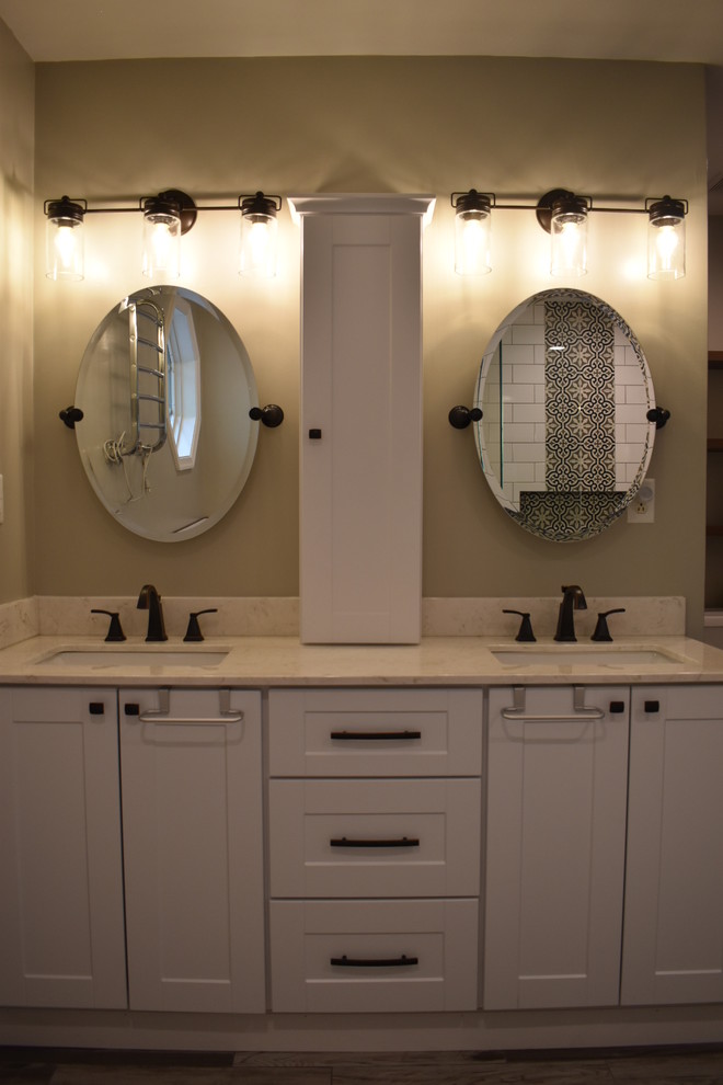 Example of a transitional home design design in Richmond