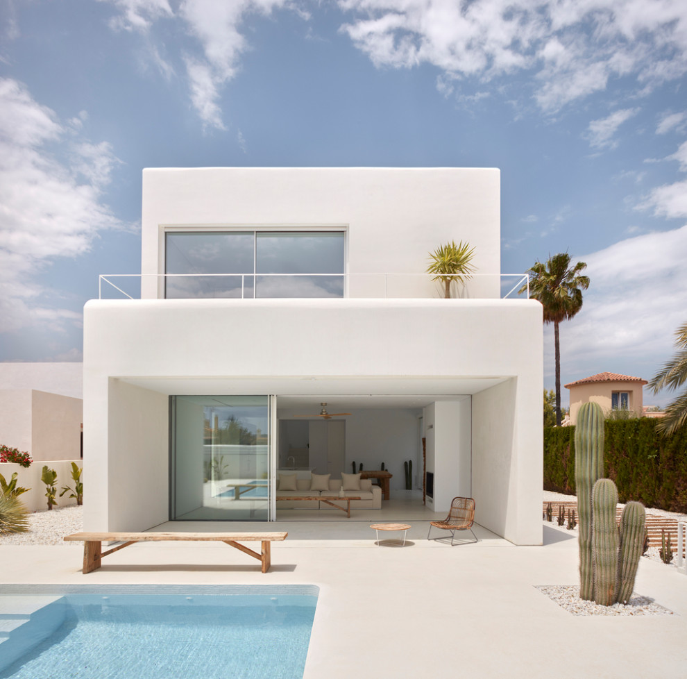 Idee per la villa grande bianca moderna a due piani con rivestimento in cemento, tetto piano, copertura mista e tetto bianco