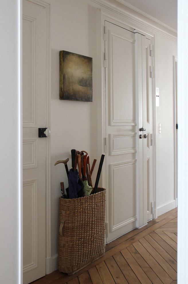Inspiration for a transitional hallway in Paris.