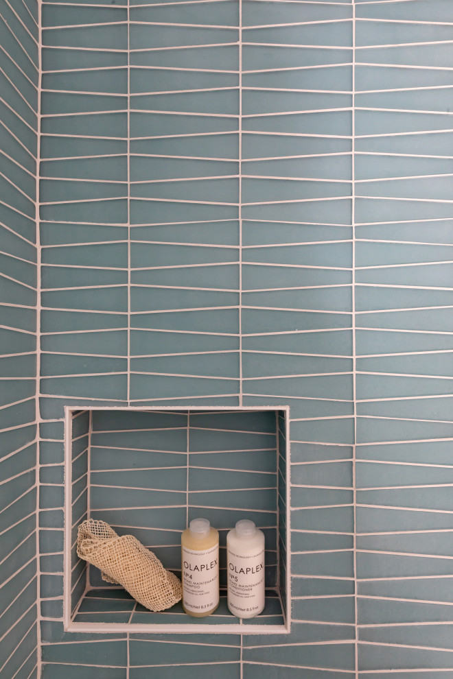 Свежая идея для дизайна: главная ванная комната среднего размера в стиле ретро с плоскими фасадами, коричневыми фасадами, накладной ванной, угловым душем, унитазом-моноблоком, синей плиткой, стеклянной плиткой, белыми стенами, полом из керамической плитки, врезной раковиной, столешницей из искусственного кварца, бежевым полом, душем с распашными дверями, белой столешницей, тумбой под одну раковину и подвесной тумбой - отличное фото интерьера
