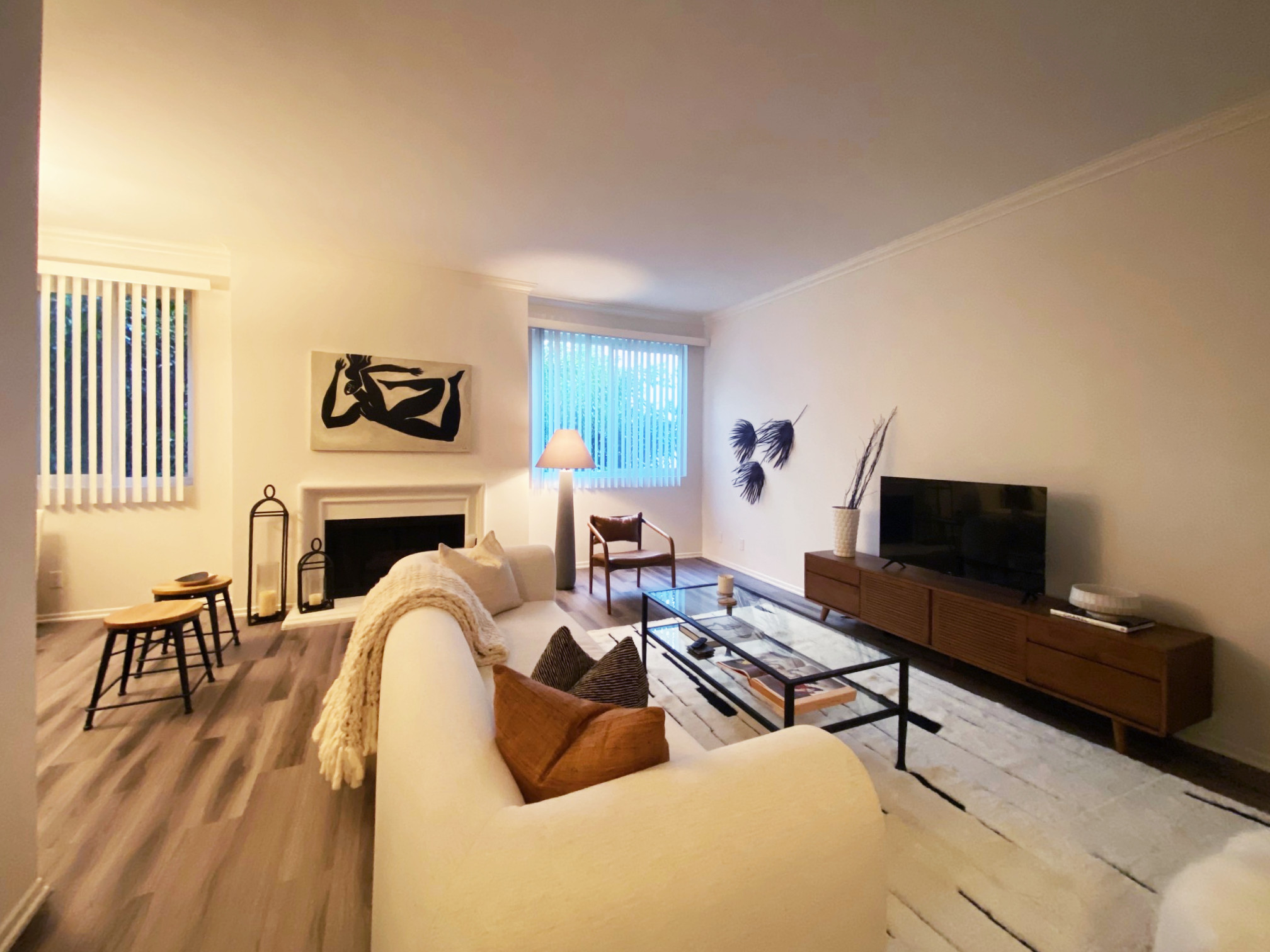 Still waiting for the dining table, the living room area is mostly finished. We wanted to show this room to highlight the art we selected: one custom made painting over the mantel and a composition of