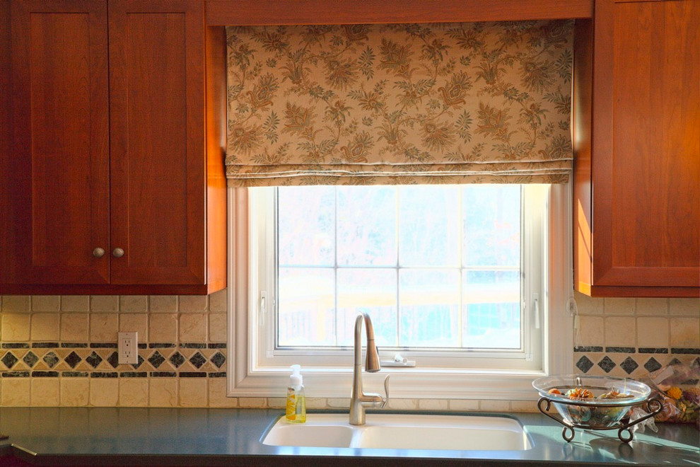 Transitional kitchen photo in Toronto