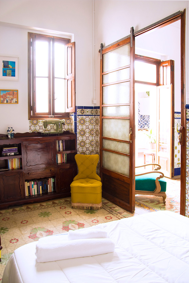 This is an example of a mediterranean bedroom in Valencia.