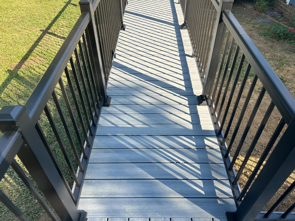 Composite Deck with Aluminum Rails