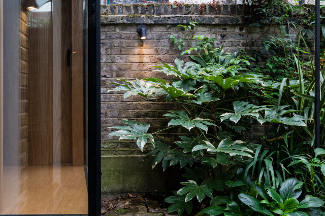 Whitechapel contemporary-garden