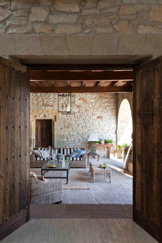 Ejemplo de terraza in patio lateral and anexo de casas With iluminación
