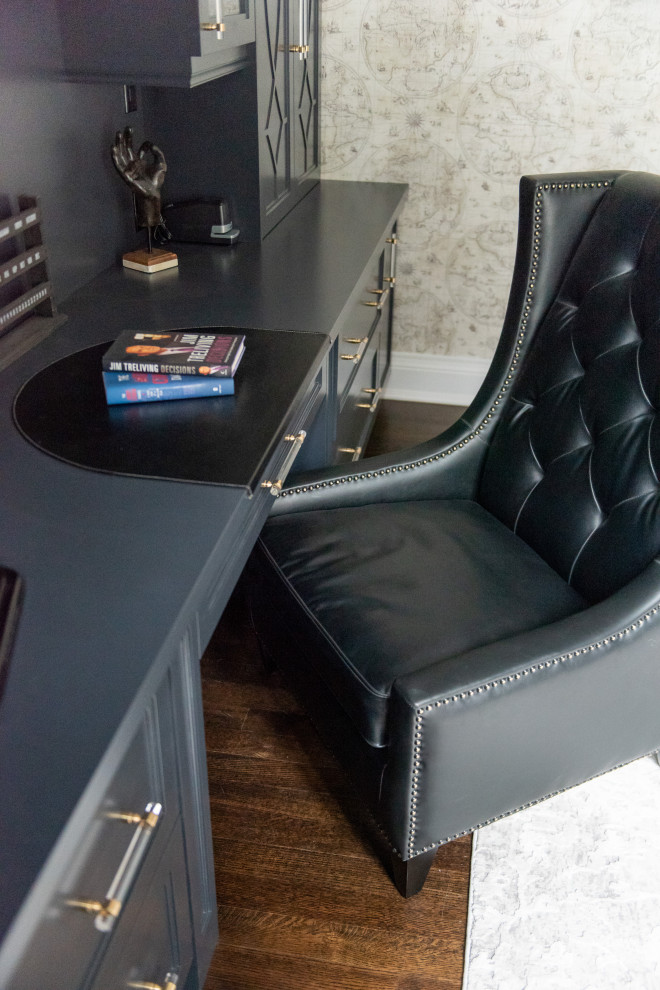 Transitional home design photo in Toronto