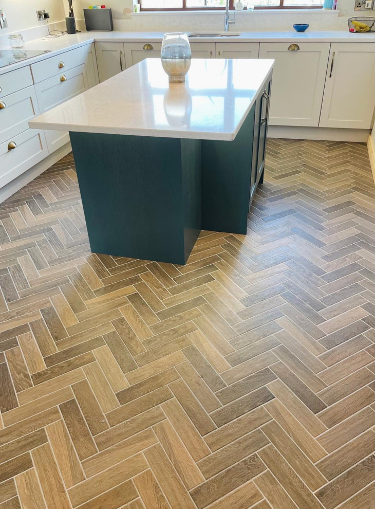 Immagine di una cucina design con pavimento in gres porcellanato