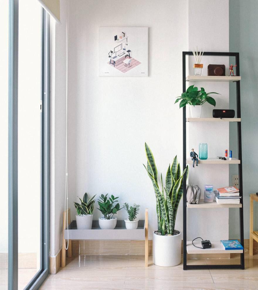 Inspiration för en mellanstor minimalistisk foajé, med vita väggar, klinkergolv i keramik, en skjutdörr och beiget golv