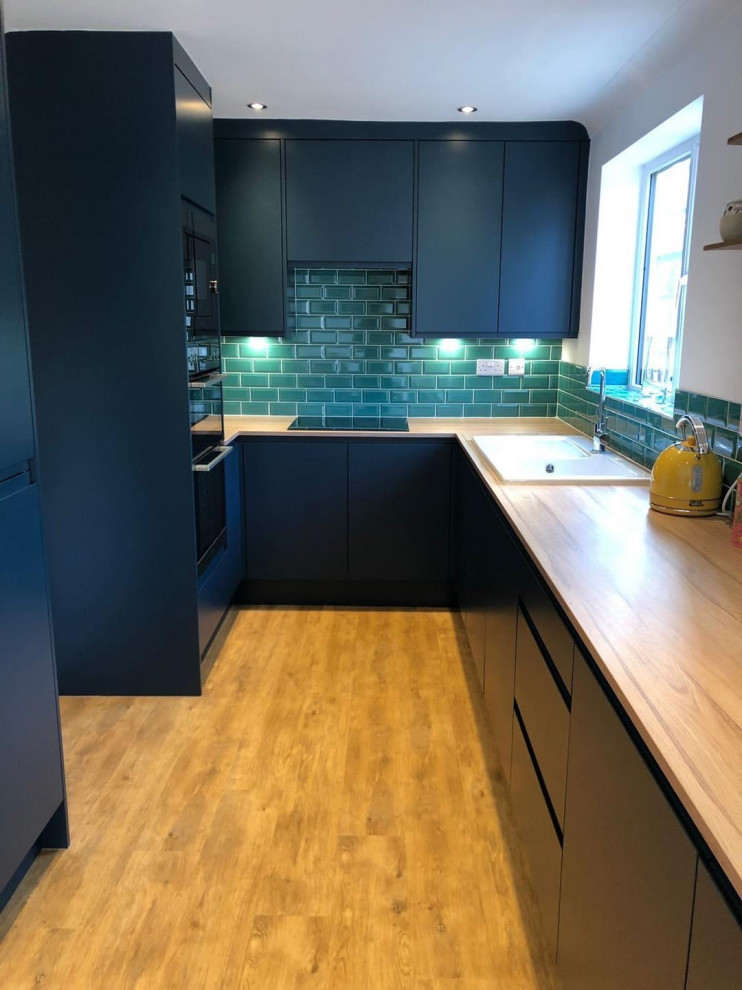 Foto di una cucina minimalista di medie dimensioni con nessuna isola, pavimento in vinile e pavimento arancione