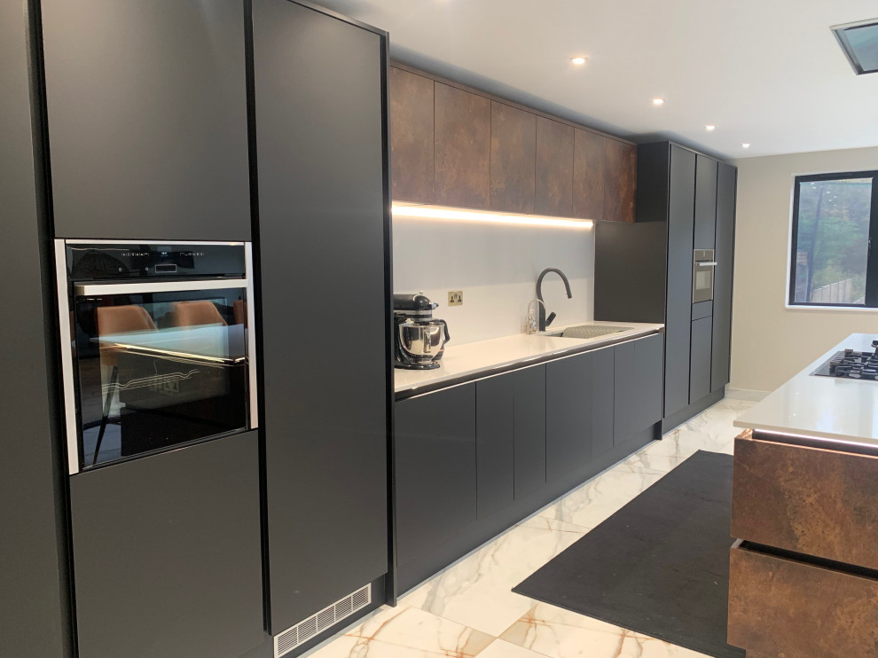 Große Moderne Küche mit Porzellan-Bodenfliesen und Kücheninsel in Hertfordshire