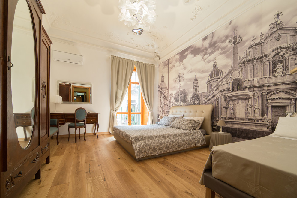 Inspiration for a traditional master bedroom in Catania-Palermo with light hardwood floors and beige floor.