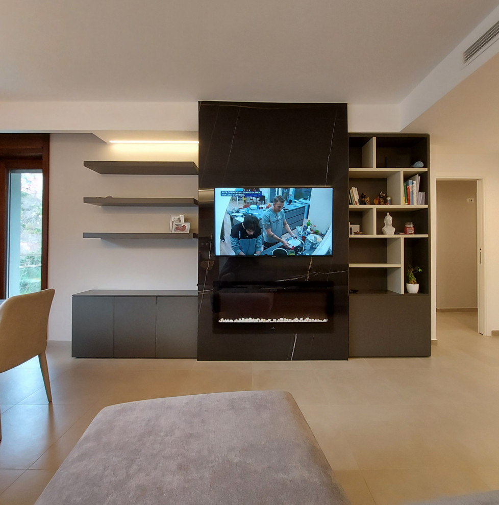 Modernes Wohnzimmer mit Porzellan-Bodenfliesen, Gaskamin, gefliester Kaminumrandung, TV-Wand und beigem Boden in Sonstige
